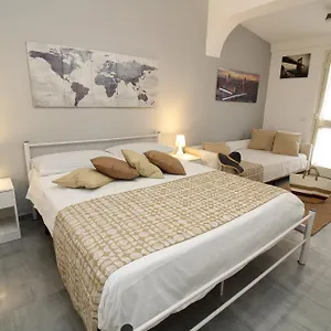 Summer Room- Fronte La Caletta